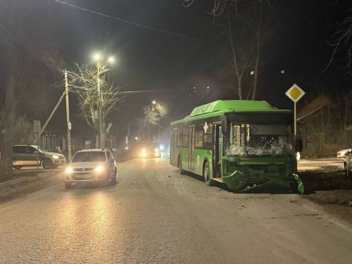В Оренбурге автобус, перевозивший пассажиров, попал в аварию В Оренбурге автобус, перевозивший пассажиров, попал в аварию