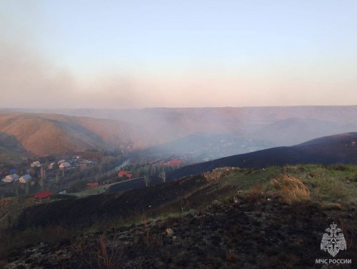 В Гайском округе продолжают тушить ландшафтный пожар В Гайском округе продолжают тушить ландшафтный пожар