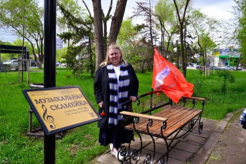 «Ростелеком» подарил Оренбургу музыкальную скамейку ко Дню Победы