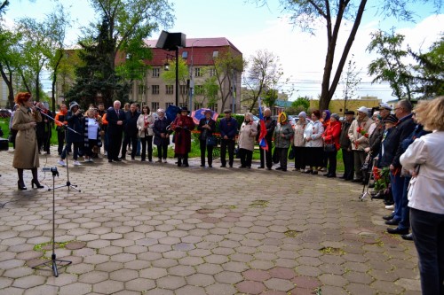 «Ростелеком» подарил Оренбургу музыкальную скамейку ко Дню Победы