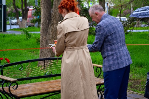 «Ростелеком» подарил Оренбургу музыкальную скамейку ко Дню Победы