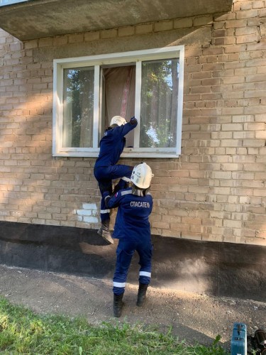 Спасатели в Оренбурге через окно оказали помощь женщине Спасатели в Оренбурге через окно оказали помощь женщине