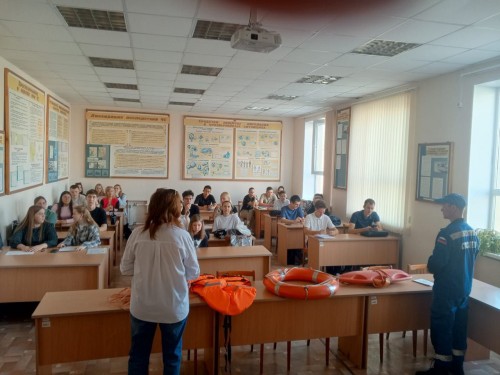 Студентам Оренбургского государственного университета напомнили о правилах безопасности на воде