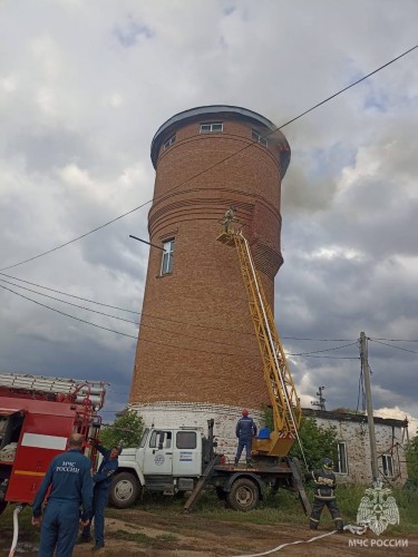 В Илеке молния ударила по водонапорной башне: начался пожар