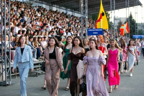 В Оренбурге на площади Ленина отметили выпускной бал