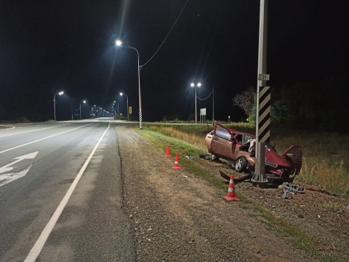 В Октябрьском районе молодой водитель врезался в столб