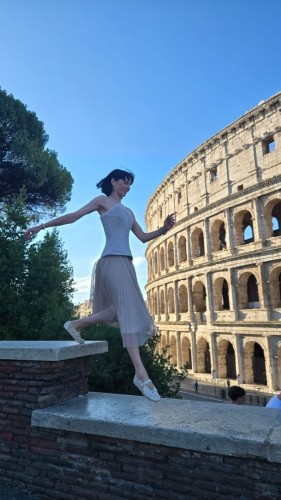 Римские каникулы: оренбургский платок среди колонн Колизея Римские каникулы: оренбургский платок среди колонн Колизея