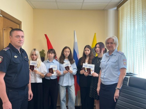 В День Государственного флага РФ юным оренбуржцам торжественно вручили паспорта