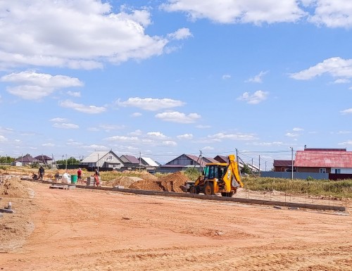 В Ясном продолжают благоустраивать набережную вдоль городского пруда