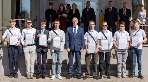 Уральская Сталь поздравила учащихся и студентов Новотроицка с Днём знаний