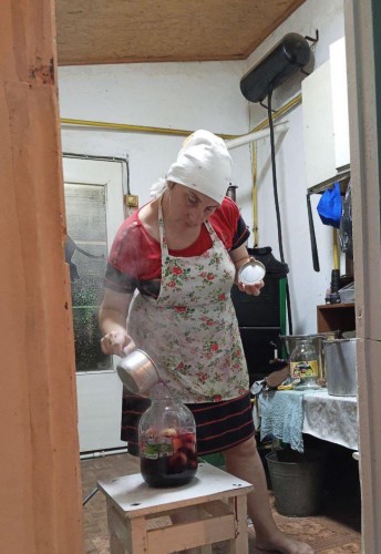Женщина из Переволоцкого района заготавливает компоты и разносолы для участников СВО