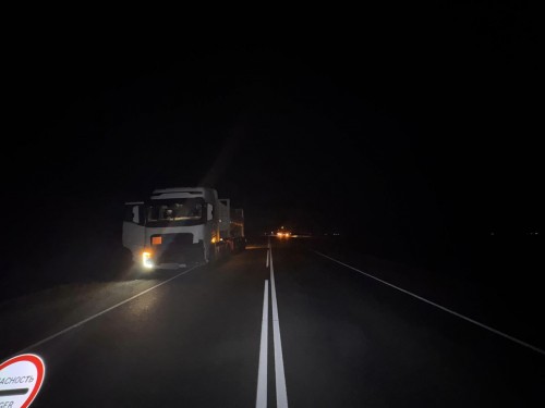 В Оренбуржье грузовик с цистерной на трассе задавил пешехода В Оренбуржье грузовик с цистерной на трассе задавил пешехода