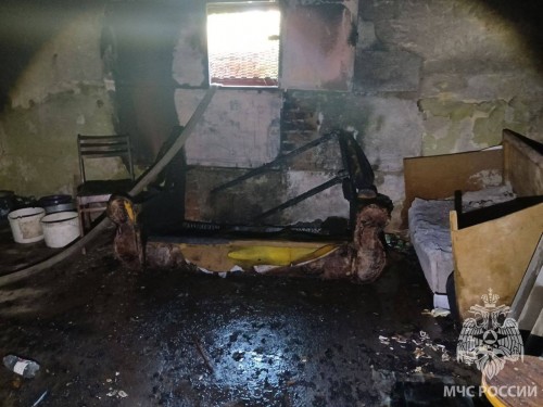 В Оренбурге из-за детской шалости загорелся дом В Оренбурге из-за детской шалости загорелся дом