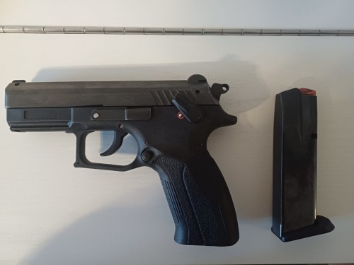 В Оренбуржец случайно выстерил в себя из травматического пистолета