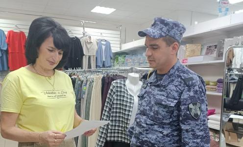 Сотрудники вневедомственной охраны Росгвардии проводят акцию «Безопасный дом, подъезд, квартира» Сотрудники вневедомственной охраны Росгвардии проводят акцию «Безопасный дом, подъезд, квартира»