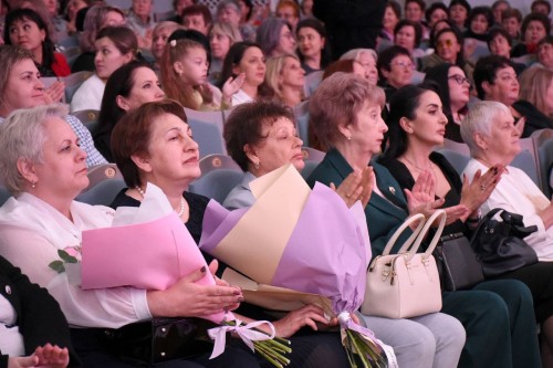 Учителей Оренбурга поздравили в преддверии профессионального праздника