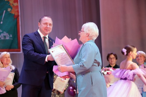 Уральская Сталь премировала лучших педагогов Новотроицка