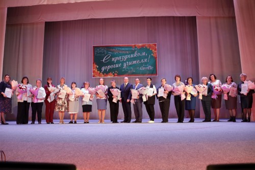 Уральская Сталь премировала лучших педагогов Новотроицка