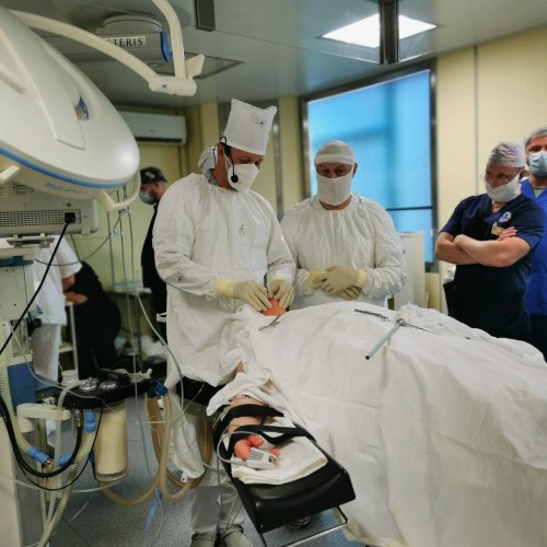 Оренбургский онколог провел уникальную операцию: он удалил щитовидную железу через рот пациента