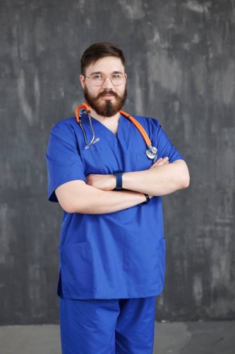 В Орской детской больнице приступил к работе молодой специалист Вячеслав Поплаухин