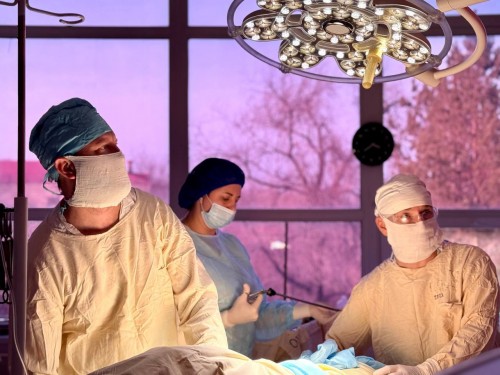 В Орске медики борются за жизнь мужчины, который упал с высоты и получил тяжёлые травмы В Орске медики борются за жизнь мужчины, который упал с высоты и получил тяжёлые травмы