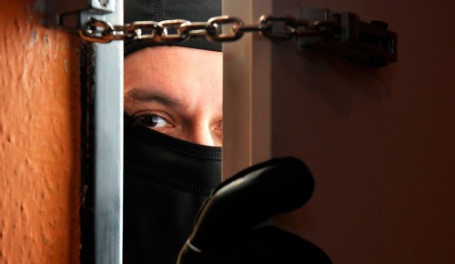 Оренбуржец обокрал квартиру спящей там семьи