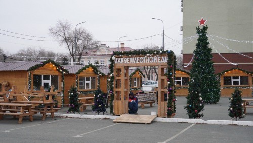 В Оренбурге на площади Ленина устанавливают главную ёлку