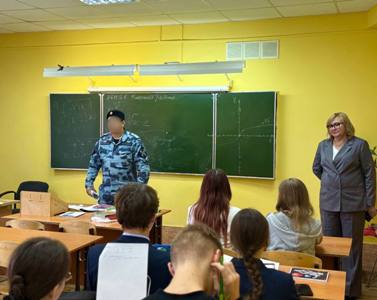 Росгвардейцы провели урок мужества для старшеклассников Росгвардейцы провели урок мужества для старшеклассников