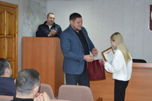 В Шарлыке наградили победительницу в конкурсе рисунка "Мои родители работают в полиции" В Шарлыке наградили победительницу в конкурсе рисунка "Мои родители работают в полиции"