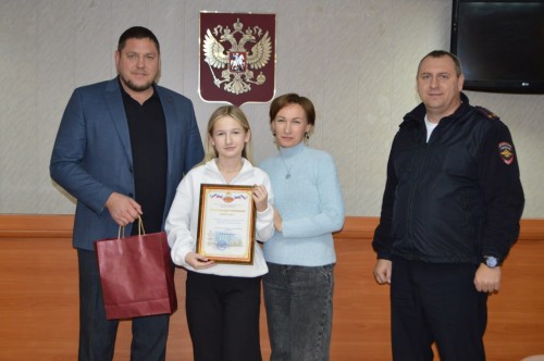 В Шарлыке наградили победительницу в конкурсе рисунка "Мои родители работают в полиции"