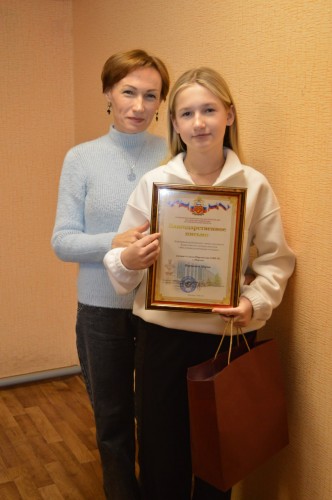 В Шарлыке наградили победительницу в конкурсе рисунка "Мои родители работают в полиции"