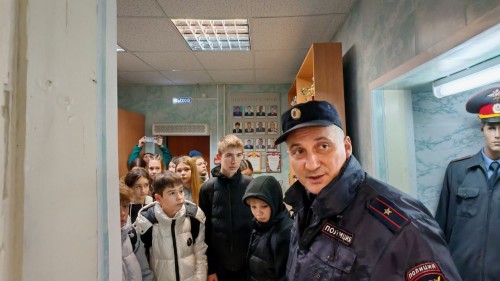 В Саракташе полицейские провели экскурсию для школьников в отдел полиции В Саракташе полицейские провели экскурсию для школьников в отдел полиции