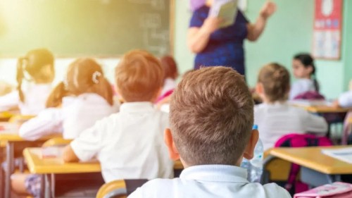 Школьники Оренбурга снова учатся очно после снижения заболеваемости Школьники Оренбурга снова учатся очно после снижения заболеваемости