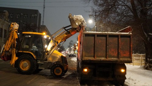 В Оренбурге снег сегодня убирают более 200 человек и около 70 единиц техники
