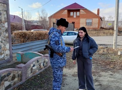 В Домбаровке росгвардейцы рассказали гражданам о том, как обезопасить свое жилье в период новогодних праздников