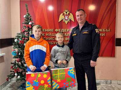 Врио начальника Управления по Оренбургской области исполнил мечты юных оренбуржцев в рамках благотворительной акции «Ёлка желаний» Врио начальника Управления по Оренбургской области исполнил мечты юных оренбуржцев в рамках благотворительной акции «Ёлка желаний»