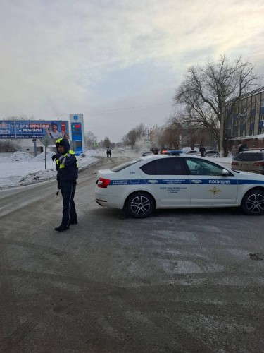 В Оренбурге два человека провалились под землю на дороге