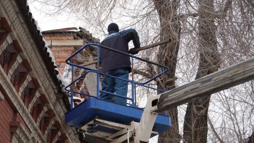 В Оренбурге убирают сосульки и наледь с крыш