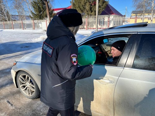 В Красногвардейском районе полицейские поздравили мужчин-водителей
