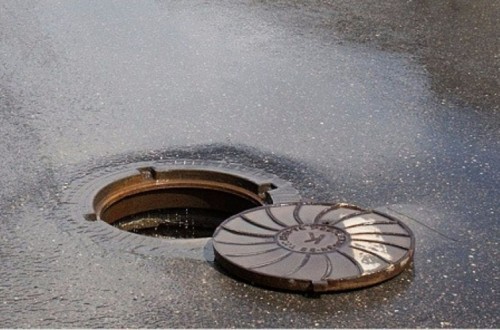 Оренбуржец наехал на открытый люк. "Т Плюс" возместит ущерб