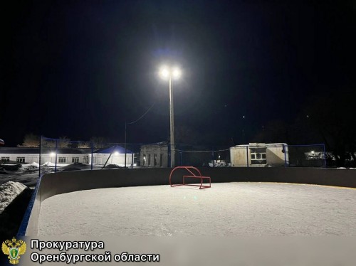 В Ташлинском районе смонтировали освещение хоккейного корта