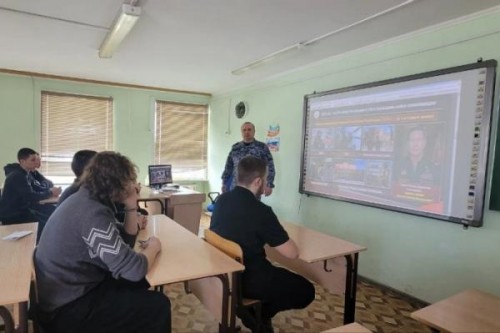 В Оренбургской области росгвардейцы провели урок мужества для учащихся гимназии 