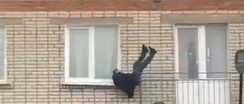 В Орске полицейские устанавливают обстоятельства падения мужчины с 3 этажа