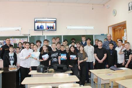 В Оренбурге росгвардейцы провели урок мужества для школьников