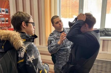 Росгвардейцы провели экскурсию для учащихся гимназии