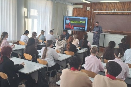 В Оренбуржье сотрудники Росгвардии продолжают проводить уроки мужества В Оренбуржье сотрудники Росгвардии продолжают проводить уроки мужества