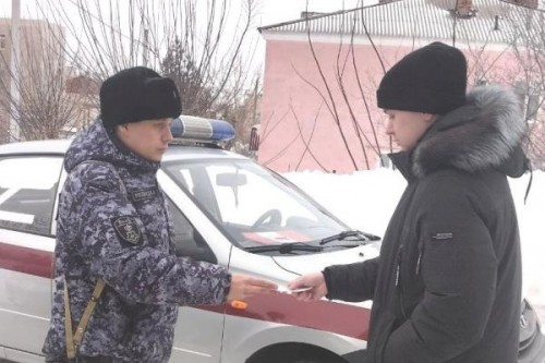 В Оренбургской области росгвардейцы проводят беседы с гражданами о способах защиты имущества В Оренбургской области росгвардейцы проводят беседы с гражданами о способах защиты имущества