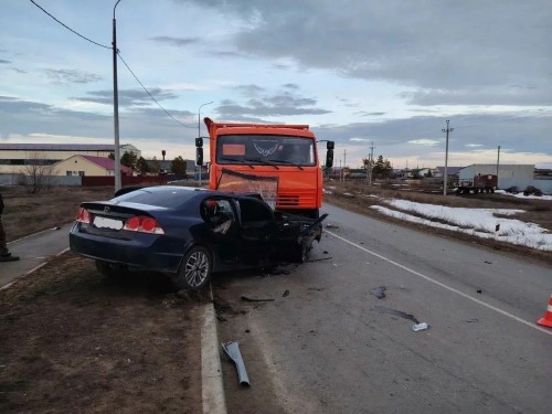 В Тоцком районе автомобиль Honda выехал на встречную полосу и столкнулся с КАМАЗом
