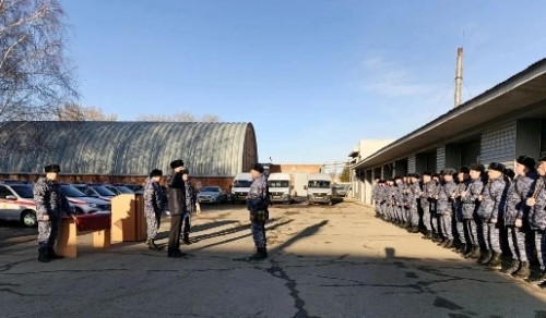 В Оренбурге отличившимся сотрудникам вневедомственной охраны Росгвардии были вручены знаки отличия и благодарности