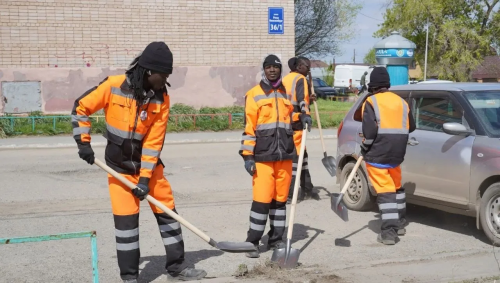 Сенегальские рабочие начали уборку улиц Оренбурга